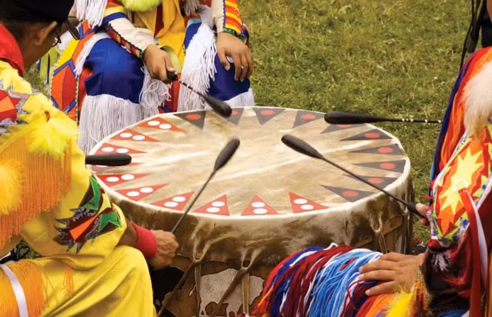 Tiến sĩ Tanya Peres, một nhà nghiên cứu tại Khoa Nhân chủng học thuộc Đại học bang Florida, cho biết: "Âm nhạc đóng vai trò quan trọng trong nhiều nền văn hóa bản địa cổ xưa, theo cách mà chúng ta có thể không nhận ra. Các nhạc cụ có lịch sử lâu đời trong xã hội loài người và được mã hóa bằng những ý nghĩa vượt ra ngoài khả năng tạo ra âm thanh của chúng”. Ảnh: @ Britannica.