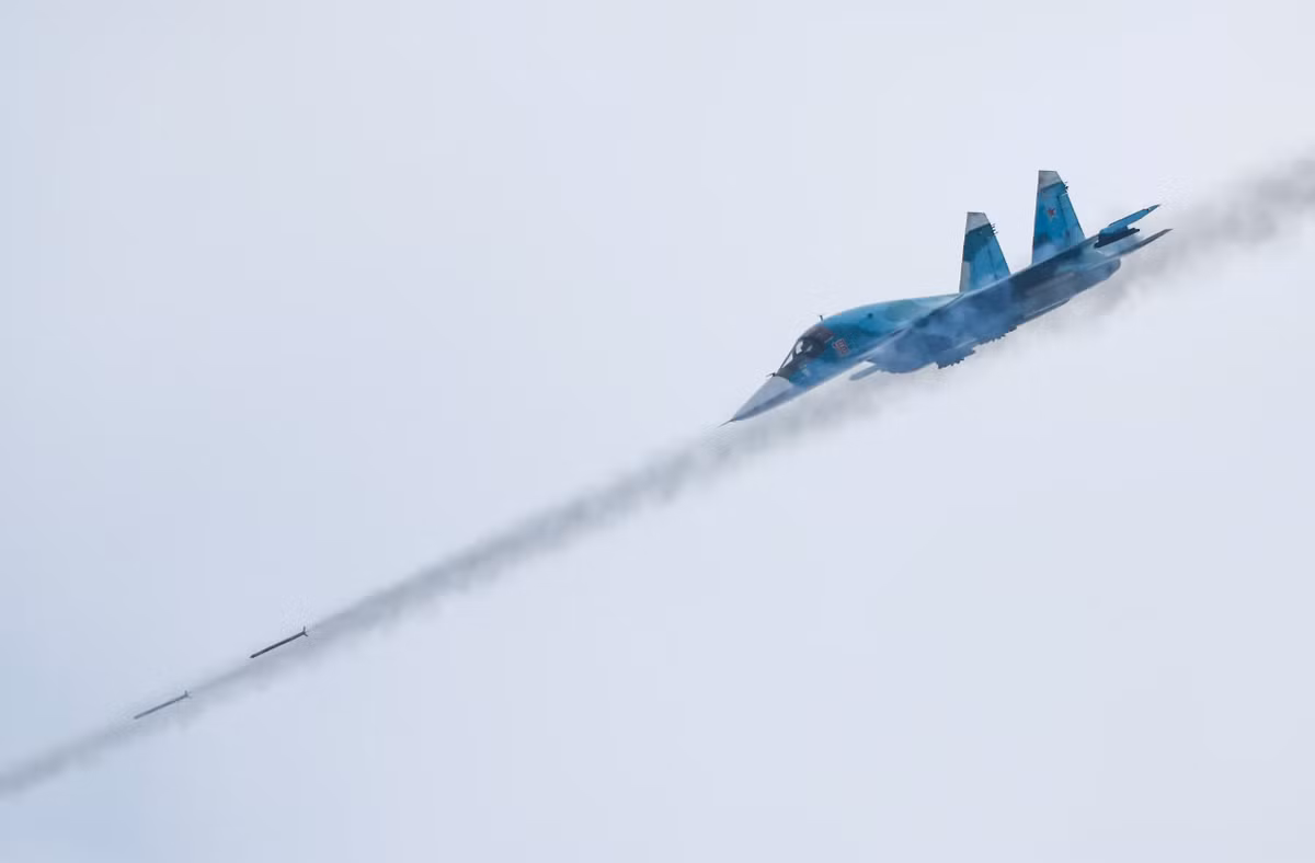 Các báo cáo từ nhân viên Ukraine trên tiền tuyến liên tục chỉ ra rằng, các cuộc tấn công qua Su-34 sử dụng loại vũ khí bom lượn dẫn đường chính xác đã gây ra hậu quả tàn khốc. Ảnh: @ Мілітарний.