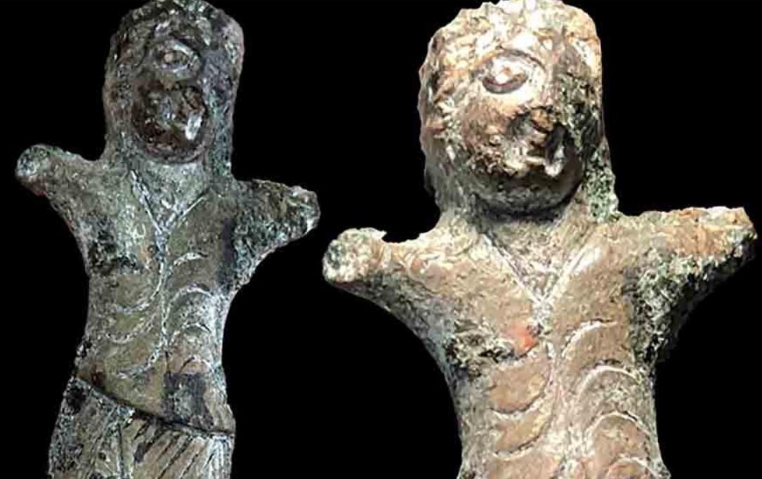 Tượng nhảy múa được nhìn thấy nghiêng người sang phải, hai cánh tay gãy giơ lên không trung và đầu quay sang trái và về phía trước, như thể nhà điêu khắc đang cố gắng khắc họa khoảnh khắc người vũ công xoay tròn ngược chiều kim đồng hồ, có thể là trong một điệu nhảy xoay tròn. Đây có thể là một trong những điệu nhảy xuất thần mà các thầy tu hoặc tín đồ phương Đông hay sử dụng để kết nối với một vị thần. Ảnh: @Viện Hàn lâm Khoa học Nga.