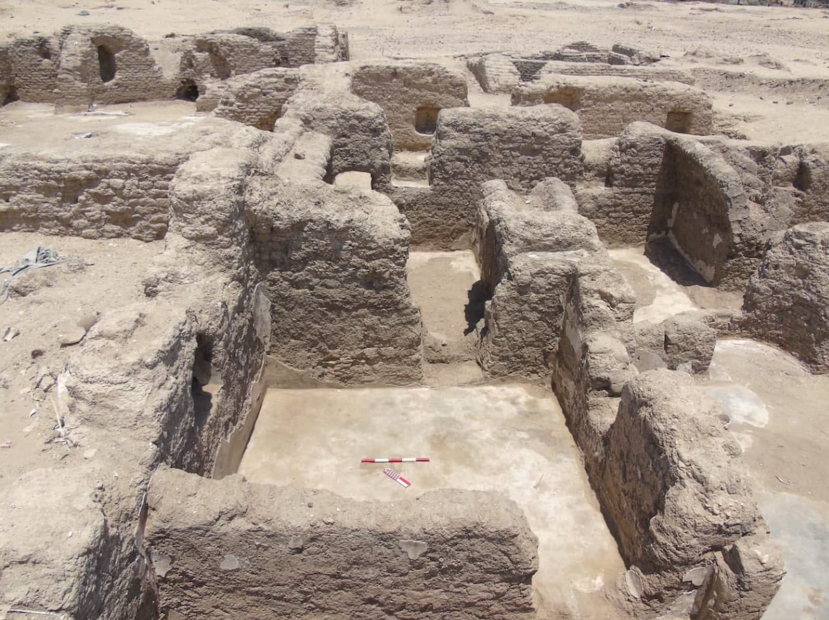 Dưới lớp cát sa mạc miền Nam Ai Cập, họ tìm thấy tàn tích của một khu phức hợp nhà ở kết hợp tu viện hoàn chỉnh. Tu viện này có niên đại từ thời kỳ Byzantine. Ảnh: @Hội đồng Cổ vật Tối cao Ai Cập.