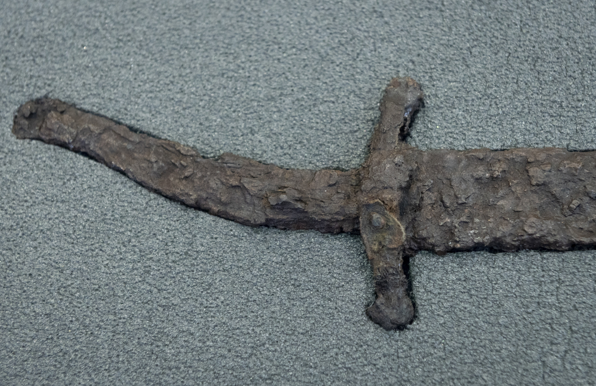 Tổng cộng, 81 đồng xu bạc Ý cổ, ba cây cung, 30 đầu mũi tên sắt và khoảng 400 đồng xu khác đã được tìm thấy từ ba ngôi mộ này. Ảnh: @Bảo tàng Quốc gia Hungary.