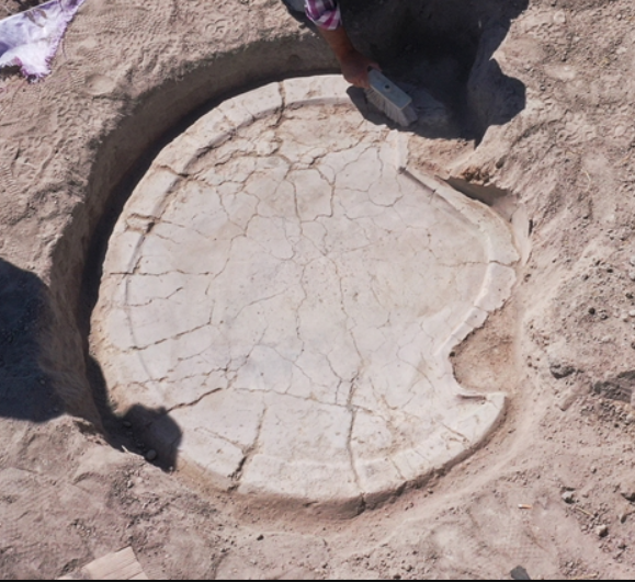 Bàn thờ đầu bò có kích thước 160x130 cm, có niên đại từ cuối Thời Kỳ Đồ Đồng Đá và đầu Thời Kỳ Đồ Đồng. Ảnh: @Bộ Văn hóa và Du lịch, chính quyền tỉnh Elazığ.