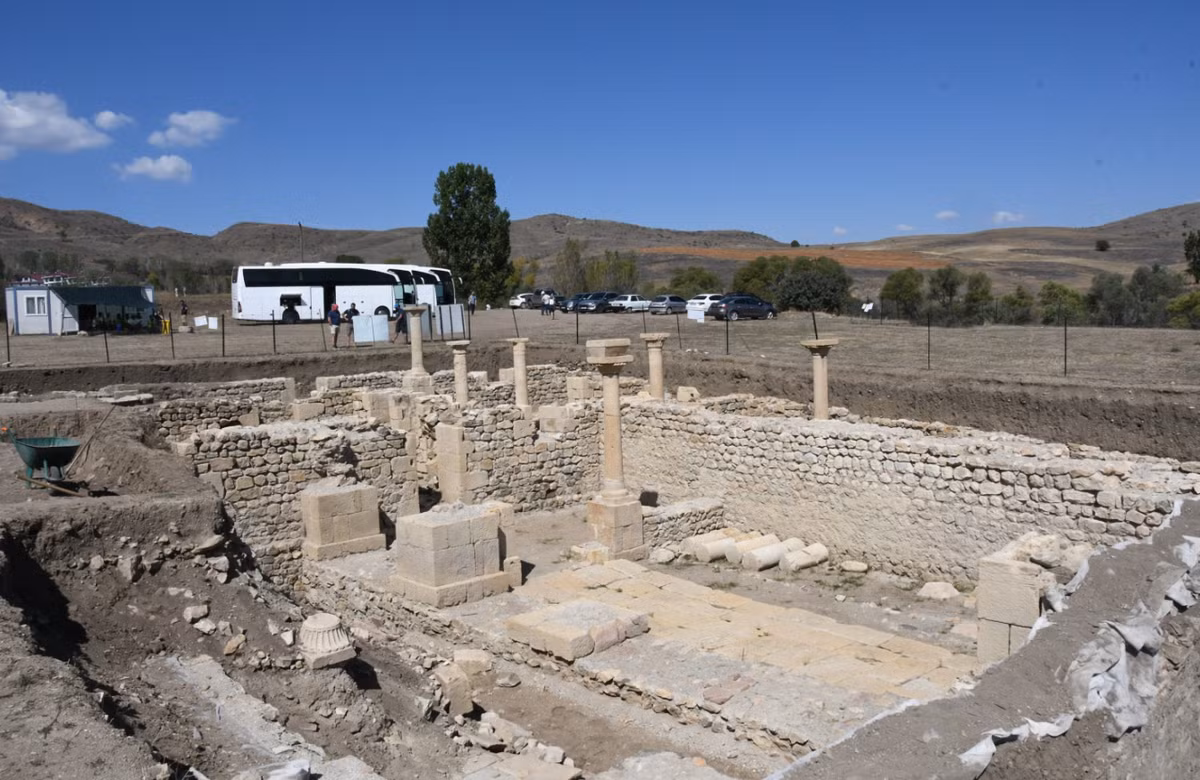 Gần đây, các nhà khảo cổ học đến từ trường Đại học Kỹ thuật Karadeniz đang khai quật tại thành phố cổ Satala ở đông bắc Thổ Nhĩ Kỳ thì đã phát hiện ra một cổ vật lạ. Ảnh: @Đại học Kỹ thuật Karadeniz.