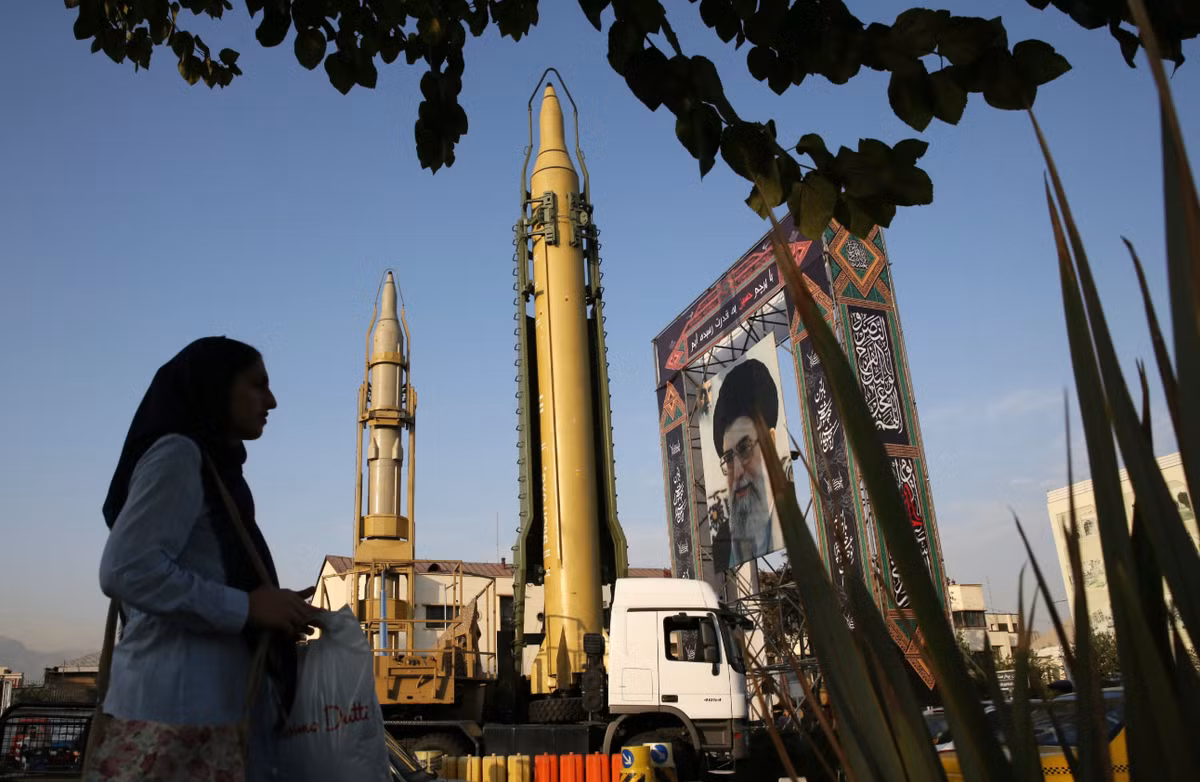 Còn tên lửa Ghadr là phiên bản cải tiến của tên lửa đạn đạo tầm trung Shahab-3. Đây là tên lửa 2 tầng, với tầng đầu sử dụng nhiên liệu lỏng và tầng hai sử dụng nhiên liệu rắn, được sản xuất với 3 biến thể: Ghadr-S (tầm bắn 1.350km), Ghadr-H ( tầm bắn 1.650km) và Ghadr-F (tầm bắn 1.950km). Với chiều dài dao động tuỳ các biến thể từ 15,86 đến 16,58m, đường kính thân khoảng 1,25m, tên lửa Ghadr có khối lượng từ 15 đến 17,5 tấn. Ghadr có thân dài để chứa thêm các bình nhiên liệu và chất oxy hóa, mang thêm 1.300 đến 1.500kg nhiên liệu, cho phép động cơ cháy thêm ít nhất 10 giây. Khung thân tên lửa được chế tạo bằng hợp kim nhôm nhẹ, giúp giảm trọng lượng tĩnh khoảng 600kg so với thiết kế bằng thép toàn phần. Trọng lượng đầu đạn cũng được giảm từ 1.000kg xuống còn 650kg, giúp kéo dài tầm bắn từ 1.200 lên gần 2.000km. Kết hợp với hệ thống dẫn đường tiên tiến, thiết kế này giúp giảm độ sai lệch khi tấn công xuống còn khoảng 100-300m. Ảnh: @ Missile Threat - CSIS.