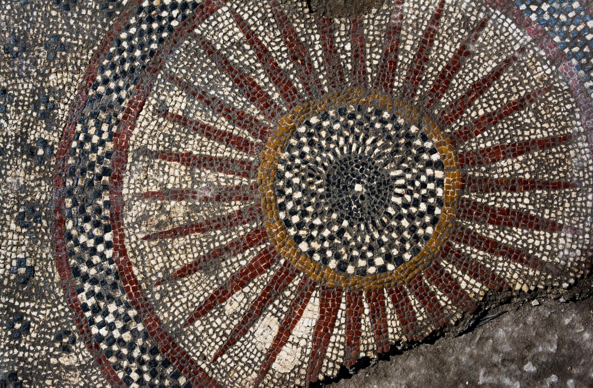 Một phòng trong ngôi nhà gia đình này có sàn khảm họa tiết hình học, cùng với hình ảnh cá heo cách điệu ở bốn góc. Ảnh: @Viện Nghiên cứu Khảo cổ học Quốc gia Pháp.