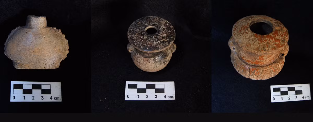 Đó là 14 chiếc bình gốm thuộc thời Maya cổ đại, ước tính có niên đại khoảng hơn 1.000 năm. Tuy nhiên, những cuộc nghiên cứu sơ bộ ban đầu chưa cho thấy mục đích của những chiếc bình gốm này là gì. Ảnh: @Đại học bang Washington.