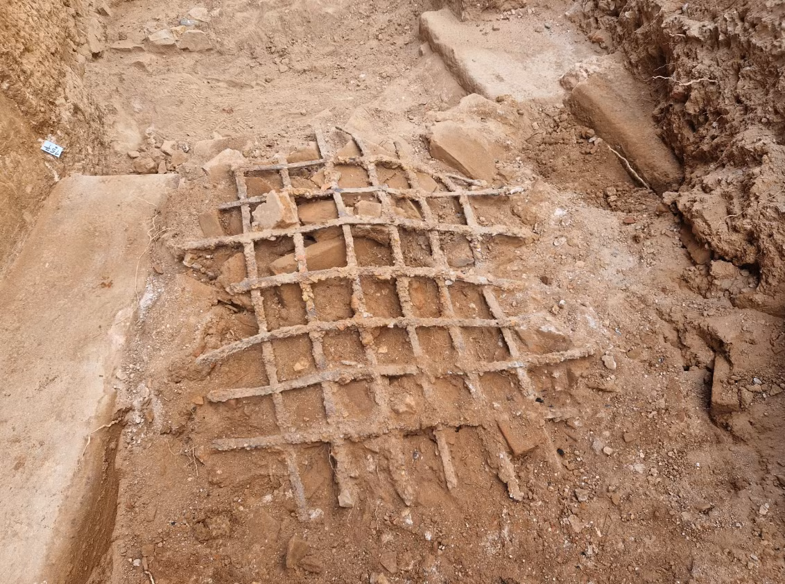 Đó là một song sắt còn nguyên vẹn từng được gắn trên cửa sổ của Nhà La Mã này, ước tính có niên đại từ thế kỷ thứ 1 Sau Công nguyên. Ảnh: @Liên đoàn Di tích Thành phố Mérida.