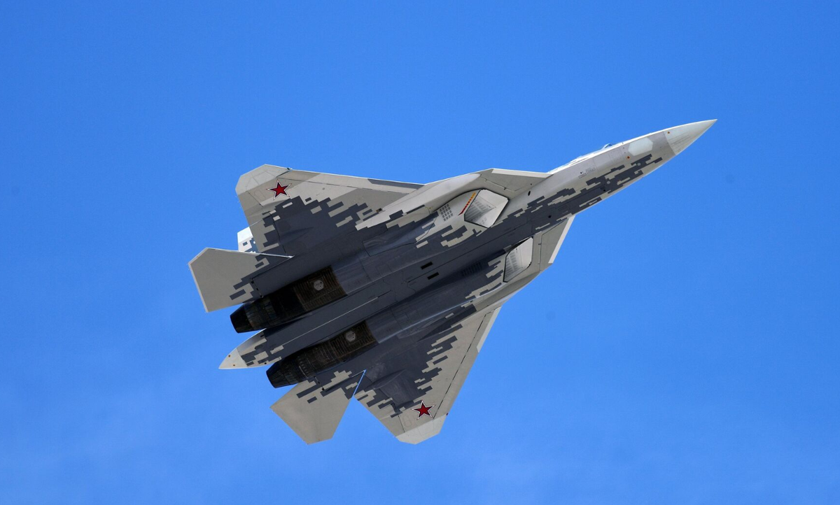 Còn ý nghĩa của đề nghị từ phía Nga cung cấp luôn mã nguồn Su-57E—phần mềm và dữ liệu kỹ thuật điều khiển các hệ thống quan trọng của máy bay phản lực Su-57E, chẳng hạn như điều khiển bay, radar và tích hợp vũ khí sẽ cho phép Ấn Độ tự sửa đổi và bảo dưỡng máy bay, tích hợp các hệ thống nội địa và giảm sự phụ thuộc vào các nhà cung cấp nước ngoài khác. Ảnh: @SP's Aviation.