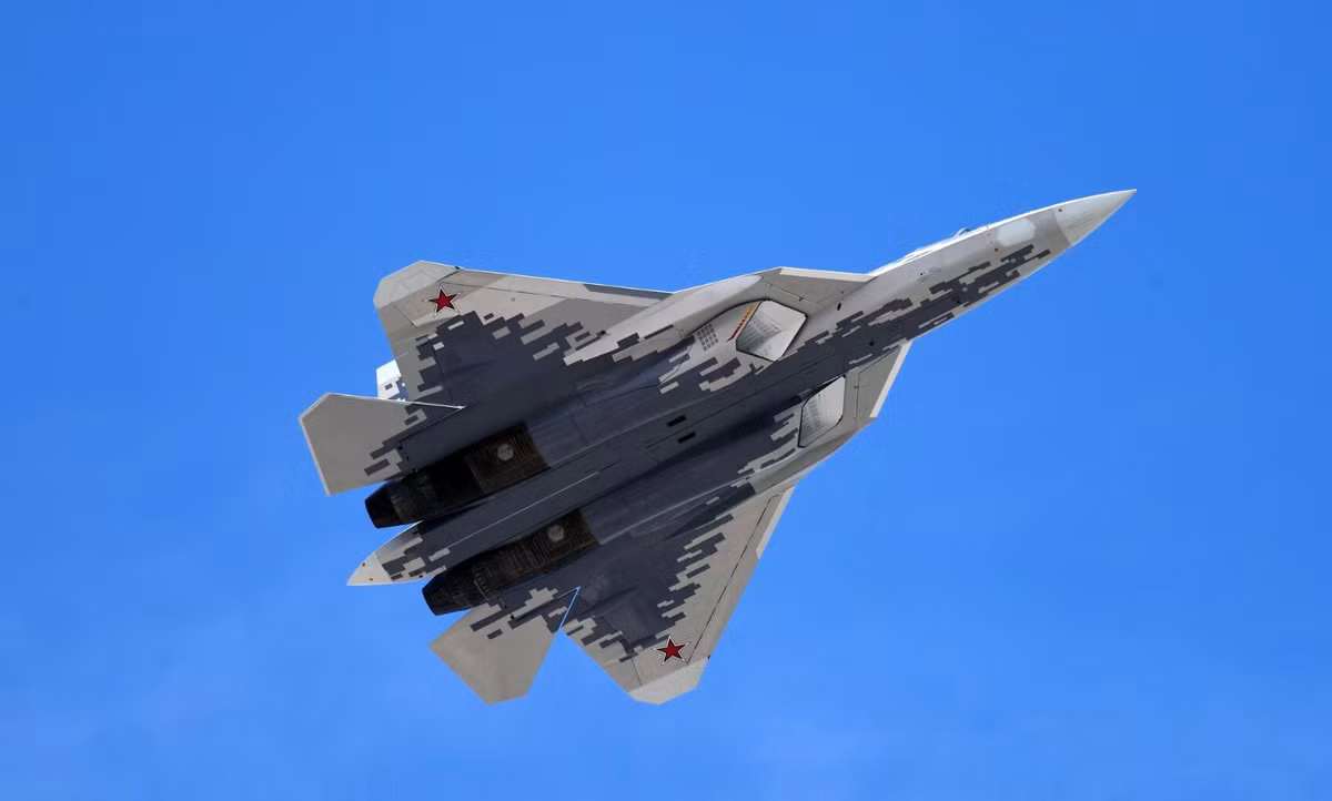 Còn ý nghĩa của đề nghị từ phía Nga cung cấp luôn mã nguồn Su-57E—phần mềm và dữ liệu kỹ thuật điều khiển các hệ thống quan trọng của máy bay phản lực Su-57E, chẳng hạn như điều khiển bay, radar và tích hợp vũ khí sẽ cho phép Ấn Độ tự sửa đổi và bảo dưỡng máy bay, tích hợp các hệ thống nội địa và giảm sự phụ thuộc vào các nhà cung cấp nước ngoài khác. Ảnh: @SP's Aviation.