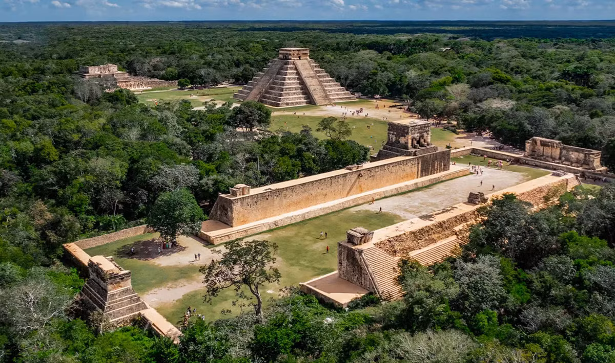 Trong khu phức hợp khảo cổ Casa Colorada thuộc khuôn viên Chichén Itzá ở Mexico, các chuyên gia đến từ Viện Nhân chủng học và Lịch sử Quốc gia Mexico (INAH) bất ngờ tìm thấy một tác phẩm điêu khắc kỳ lạ. Ảnh: @INAH.