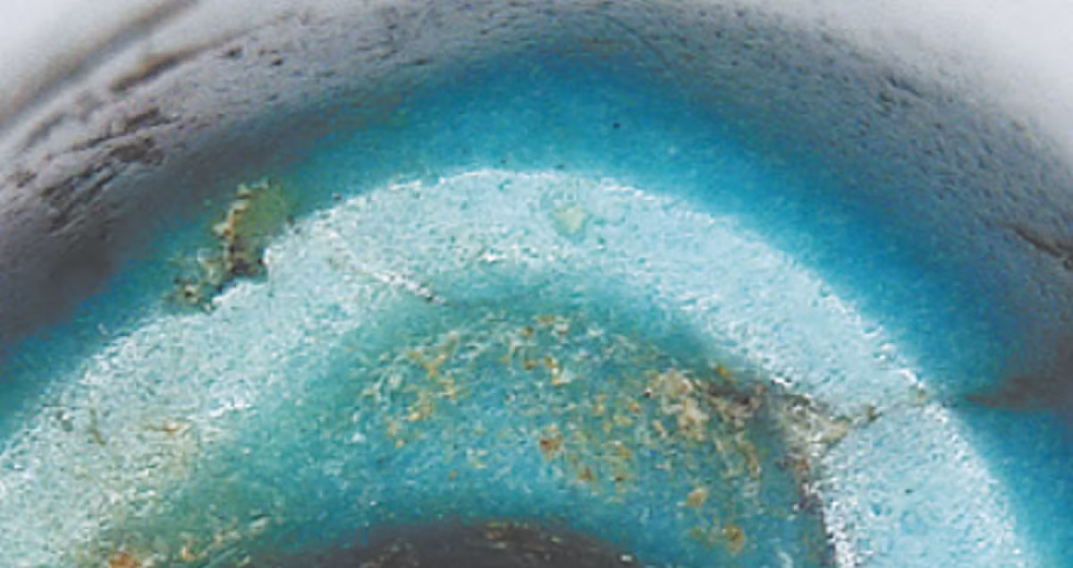 "Chúng tôi đã sử dụng máy quang phổ hồng ngoại biến đổi Fourier cầm tay (một kỹ thuật thăm dò thành phần và cấu trúc phân tử của vật liệu không xâm lấn) để xác nhận vật liệu này là ngọc lam thật và tránh nhầm lẫn với các khoáng chất trông tương tự", Yang Ju giải thích. Máy thăm dò huỳnh quang tia X cầm tay được sử dụng để nhanh chóng kiểm tra nồng độ các nguyên tố và thu được dữ liệu sơ bộ về các nguyên tố vi lượng bên trong các hạt ngọc. Ảnh: @Yang Feiyue/China Daily.