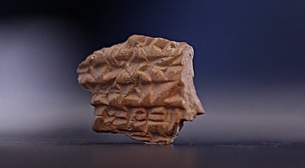 Nhóm giải mã bao gồm Tiến sĩ Philip Vukosavović và Tiến sĩ Anat Cohen-Weinberger thuộc Cơ quan Cổ vật Israel, cùng với Tiến sĩ Peter Zilberg thuộc Đại học Bar-Ilan, họ đã bắt tay nhau tiến hành giải mã các dòng chữ Akkad đó. Ảnh: @Viện Nghiên cứu Lịch sử Quốc gia Israel.