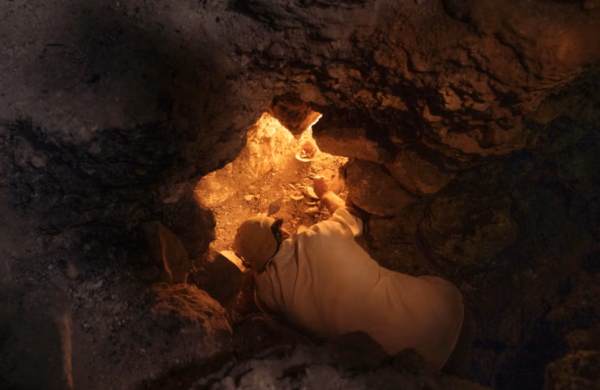 Khi tiến hành khai quật một ngôi mộ vua May trong đống đổ nát của một thành phố Maya cổ ở Chochkitam, Peten, tây bắc Guatemala, các chuyên gia đến từ Đại học Tulane bất ngờ tìm thấy một hiện vật cổ xưa, kỳ lạ có trong ngôi mộ này. Ảnh: @Đại học Tulane.