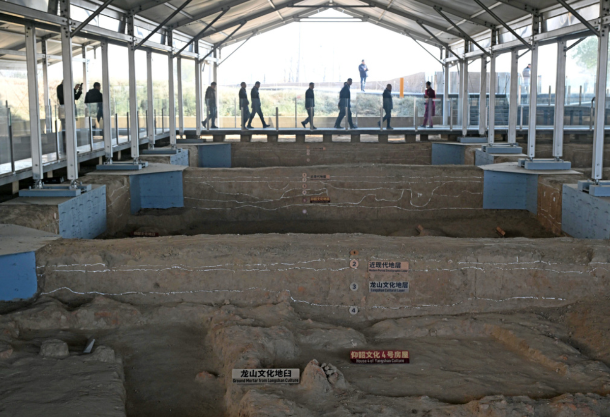 Nằm ở Trịnh Châu, tỉnh Hà Nam (Trung Quốc), Bảo tàng Di tích Đại Hưng trưng bày hơn 1.000 hiện vật, tái hiện toàn cảnh nền văn minh từ thời Dương Triệu sơ kỳ đến triều đại nhà Thương (khoảng thế kỷ 16 - 11 Trước Công Nguyên), với sự hỗ trợ của công nghệ hiện đại. Ảnh: @China Daily.