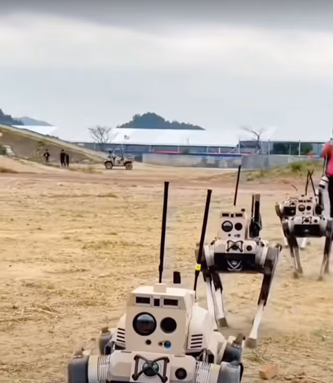 Các đơn vị Sói Robot quân sự này đi bộ, leo trèo và bám sát bộ binh, mô phỏng một cuộc tiến công phối hợp trên bộ. Ảnh: @CCTV.