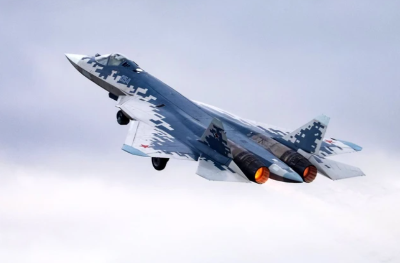 Thông tin này cũng được hãng thông tấn nhà nước Nga TASS đưa tin và họ cho rằng, động thái này nhấn mạnh sự gia nhập thị trường vũ khí quốc tế của Su-57E với tư cách là đối thủ cạnh tranh với các máy bay chiến đấu thế hệ thứ năm của phương Tây như F-35 và F-22 của Mỹ. Ảnh: @Air Data News.