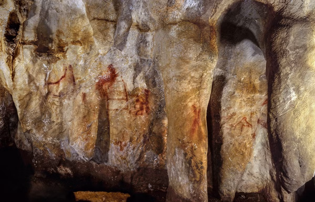 Những cục đất son được dùng để vẽ và đôi khi là vật liệu nghi lễ trong suốt thời tiền sử, hay răng động vật được khoan, cũng được tìm thấy có trong hang động này. Ảnh: @ BuzzFeed News.