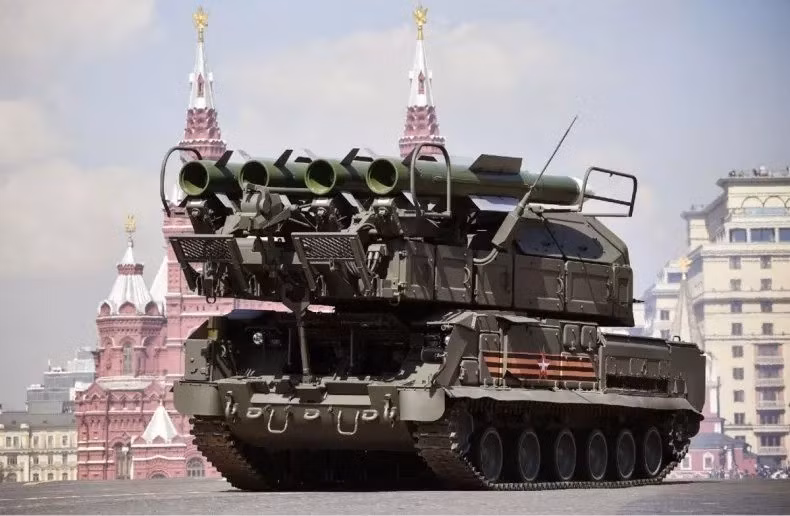 Vụ việc phơi bày lỗ hổng trong cấu trúc phòng không Nga: sự pha trộn giữa các thế hệ khiến việc hiệp đồng, bảo vệ và phản ứng trở nên thiếu đồng bộ. UAV Ukraine đã khai thác chính khoảng trống đó, tấn công từ bên trong, kiểu chiến tranh phi đối xứng điển hình khiến đối phương khó đối phó.