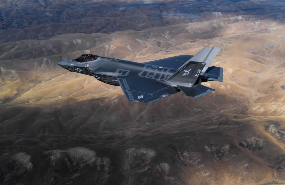 Và F-35, trung tâm của hoạt động này, xứng đáng được xem xét kỹ hơn. Được biết đến chính thức với tên gọi là Máy bay chiến đấu tấn công chung, đây là máy bay đa chức năng thế hệ thứ năm có khả năng mang theo tới 8.164 kg đạn dược, bao gồm bom dẫn đường chính xác như GBU-31 JDAM. Bộ cảm biến tiên tiến của nó, bao gồm radar AN/APG-81 và hệ thống nhắm mục tiêu quang điện tử, cho phép nó phát hiện và tấn công mục tiêu với độ phơi sáng tối thiểu. Ảnh: @ USNI News - U.S. Naval Institute.