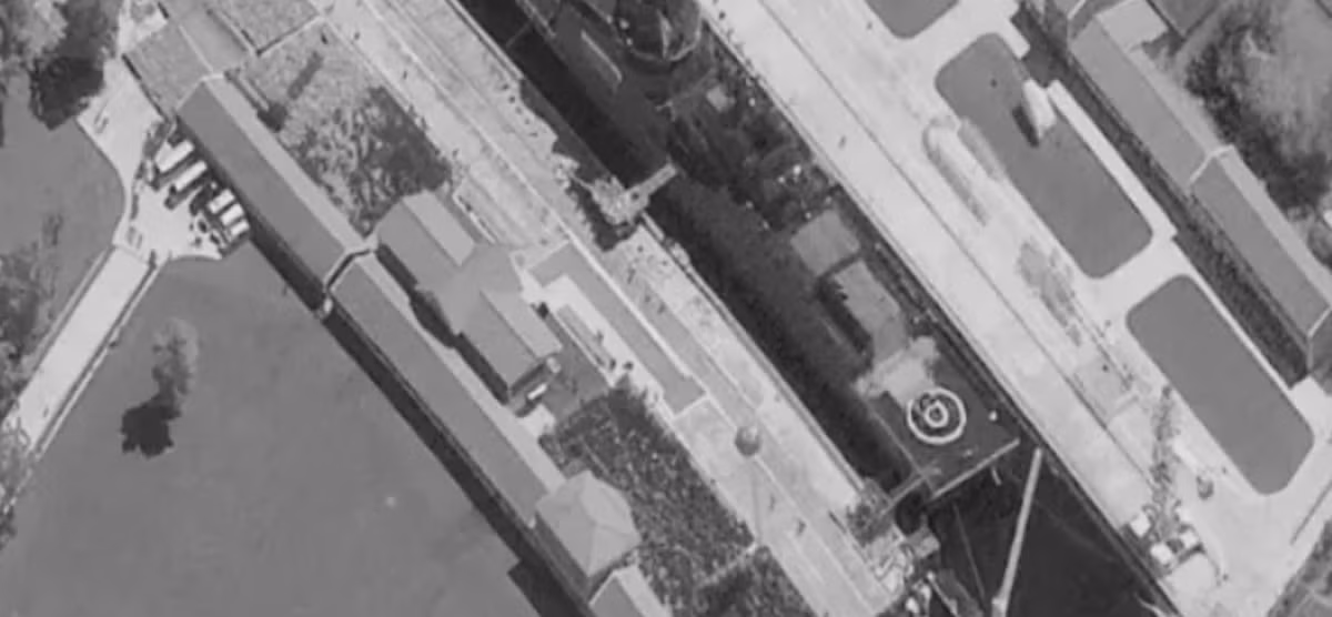 “Trong hình ảnh vệ tinh mới nhất, chúng ta có thể nhìn thấy đám đông lớn khán giả trên bến tàu bên cạnh tàu khu trục, cờ nghi lễ được treo trên tàu và hàng chục xe buýt đỗ gần đó để đưa mọi người đến dự buổi lễ”, Maxar Technologies lưu ý trong một tuyên bố kèm theo hình ảnh. Ảnh: @Maxar Technologies.