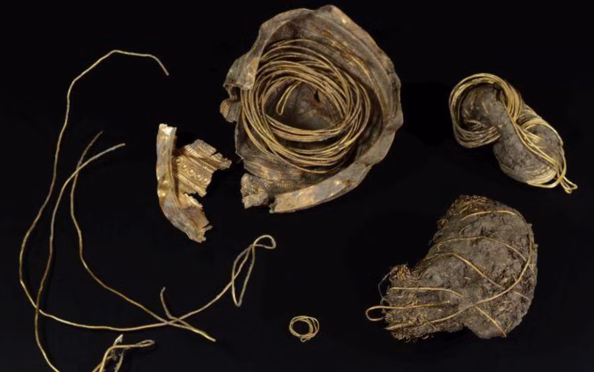 Khi được tìm thấy, bên trong chiếc bát có một tấm vải hữu cơ màu vàng, được quấn cuộn bằng các sợi dây vàng. Nhóm nghiên cứu cho rằng, tấm vải này có thể là khăn quàng trang trí, được sử dụng trong các nghi lễ tôn giáo để thờ thần Mặt trời. Ảnh: @Andreas Rausch.