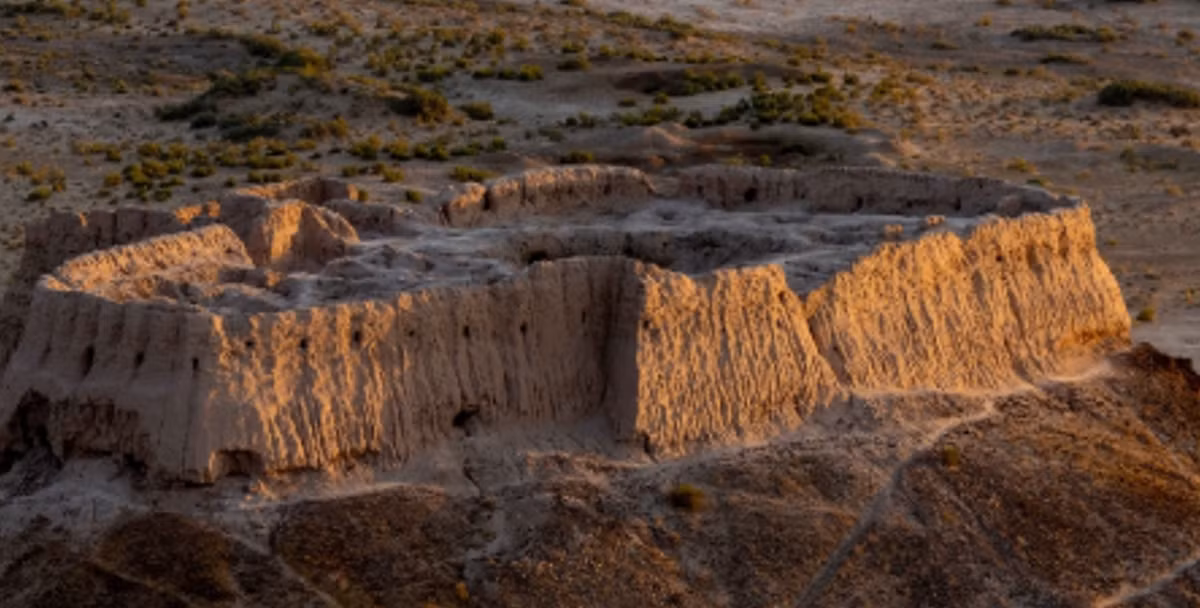 Mặc dù có rất nhiều truyền thuyết về nơi này, nhưng có một truyền thuyết nổi bật hơn cả. Ngày xửa ngày xưa, một nàng công chúa và 40 người bạn đồng hành đã dũng cảm đẩy lùi các đợt tấn công của những kẻ xâm lược du mục, bảo vệ pháo đài của họ, tạo nên một di sản về lòng dũng cảm và danh dự cho nơi đây. Ảnh: @China Daily.