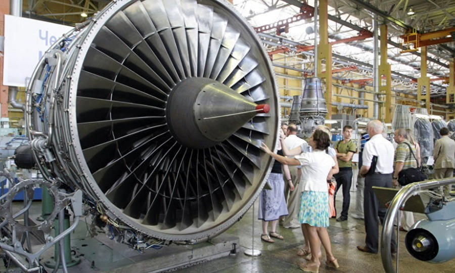 Sự phát triển của PD-26 còn mang ý nghĩa chính trị: giúp Nga thoát phụ thuộc vào các nhà sản xuất phương Tây như Rolls-Royce, Pratt &amp; Whitney hay General Electric. Trong bối cảnh trừng phạt, việc làm chủ động cơ nội địa trở thành yêu cầu sống còn với ngành hàng không vũ trụ Nga.