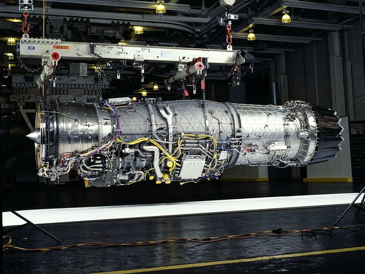Khả năng tàng hình đỉnh cao của F-35 giúp nó khó bị phát hiện, trong khi động cơ Pratt & Whitney F135 cho phép máy bay đạt tốc độ lên tới Mach 1.6 (tương đương 1.915 km/h) và bán kính chiến đấu hơn 965 km. Ảnh: @Wikipedia.