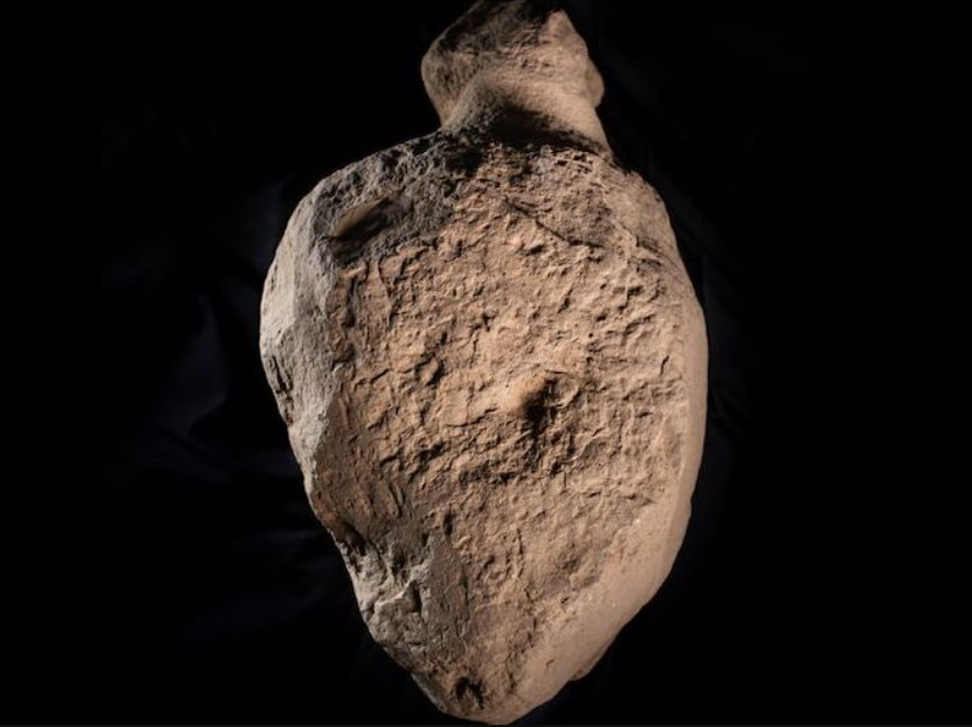 Về niên đại, chín khối đá này có từ Thời Kỳ Đồ Đá Mới Muộn hoặc Đồ Đồng Sớm, khoảng năm 2.000 Trước Công Nguyên. Ảnh: @Bảo Tàng Khảo Cổ Scotland.