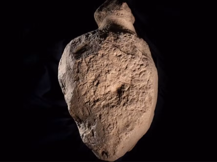 Về niên đại, chín khối đá này có từ Thời Kỳ Đồ Đá Mới Muộn hoặc Đồ Đồng Sớm, khoảng năm 2.000 Trước Công Nguyên. Ảnh: @Bảo Tàng Khảo Cổ Scotland.