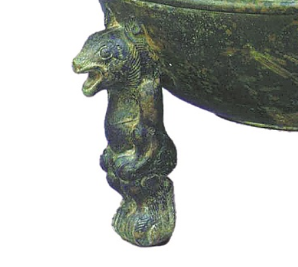 Thiết kế kín của nó giúp nấu chín thức ăn nhanh hơn và làm cho thức ăn mềm hơn, tương tự như nồi áp suất hiện đại, song nó dễ thương hơn nhiều bởi vì chiếc nồi có chân. Ảnh: @Bảo tàng Hà Bắc.