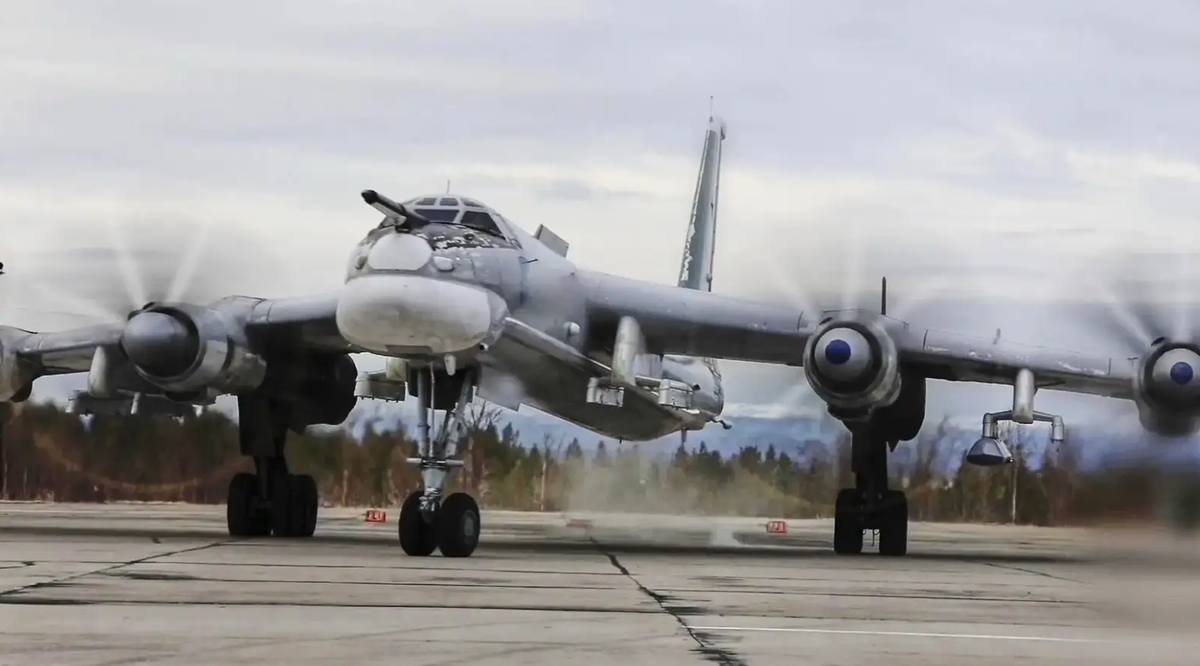 Tu-95, lần đầu tiên được giới thiệu vào những năm 1950, và Tu-22M3 hoạt động từ những năm 1970, không còn được sản xuất nữa, và kế hoạch của Nga về máy bay ném bom chiến lược thế hệ tiếp theo, PAK DA, vẫn đang trong giai đoạn phát triển ban đầu. Ảnh: @ militarnyi.