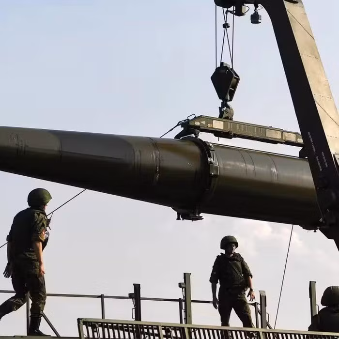 Tên lửa đạn đạo Iskander được xem là một trong những vũ khí chiến thuật chính xác cao và đáng gờm nhất trong kho vũ khí của Nga. Hệ thống này có khả năng tấn công các mục tiêu chiến lược ở khoảng cách từ 500 đến 700 km, bao phủ hầu hết các tuyến hậu cần và căn cứ quân sự trọng yếu của Ukraine.