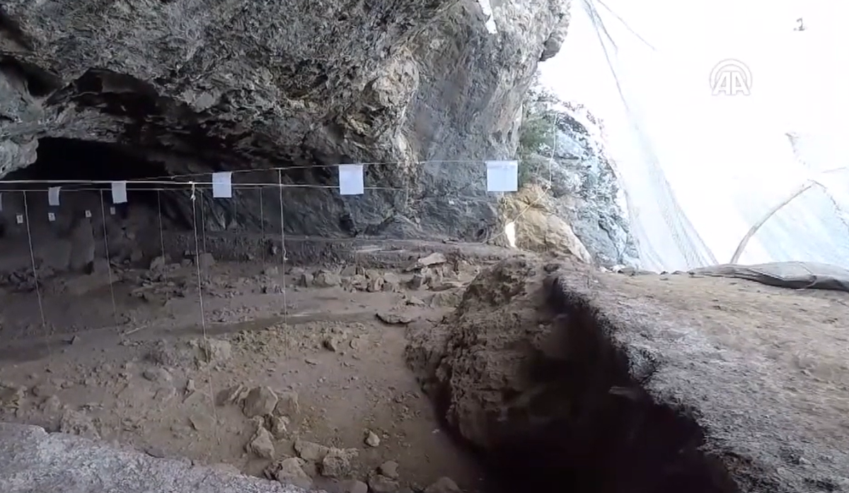 Cụ thể, trong tàn tích có tại hang động Direkli này, nhóm chuyên gia tìm thấy những hộp sọ gấu và chồn. Ảnh: @Đại học Ankara Hacı Bayram Veli.