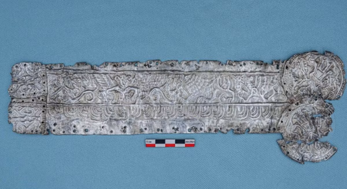 Đó là một tấm bia làm bằng bạc độc đáo có niên đại từ thế kỷ thứ 4 Trước Công Nguyên. Ảnh: @Viện Hàn lâm Khoa học Nga.