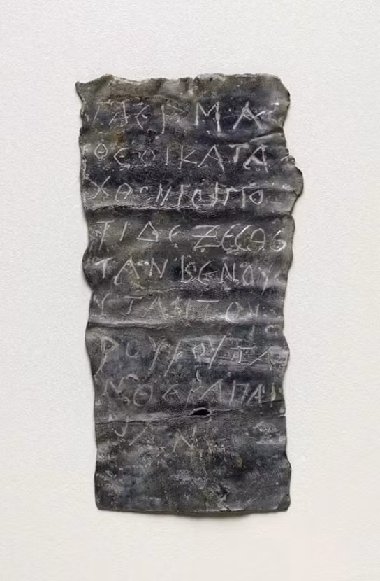 Đó là một tấm bia chì khắc lời nguyền bằng tiếng Hy Lạp cổ. Ảnh: @Đại học Kyoto.