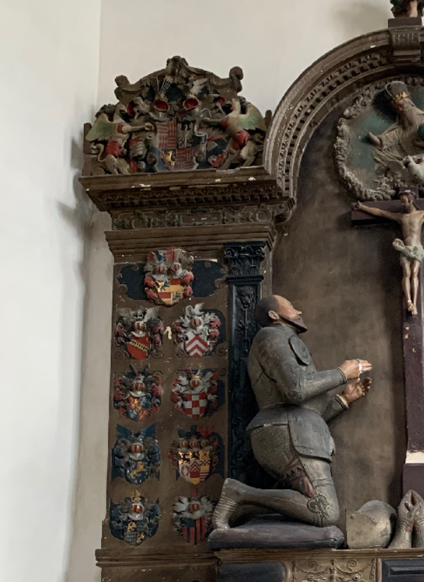 Chúng được tìm thấy trong hốc chân của một bức tượng bá tước đang quỳ gối, thuộc bá tước nhà Mansfeld, cụ thể là Bá tước Johann Albrecht von Mansfeld-Arnstein (1522-1586). Ảnh: @U. Dräger, Halle.