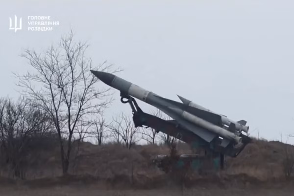 Đoạn clip này được công bố bởi Tổng cục Tình báo (GUR) của Bộ Quốc phòng Ukraine. Được quay tại một địa điểm không được tiết lộ, đoạn video cho thấy, tên lửa được đưa vào vị trí trước khi phóng đi từ bệ phóng S-200 cố định ở đâu đó trên bờ Biển Đen. Ảnh: @GUR.