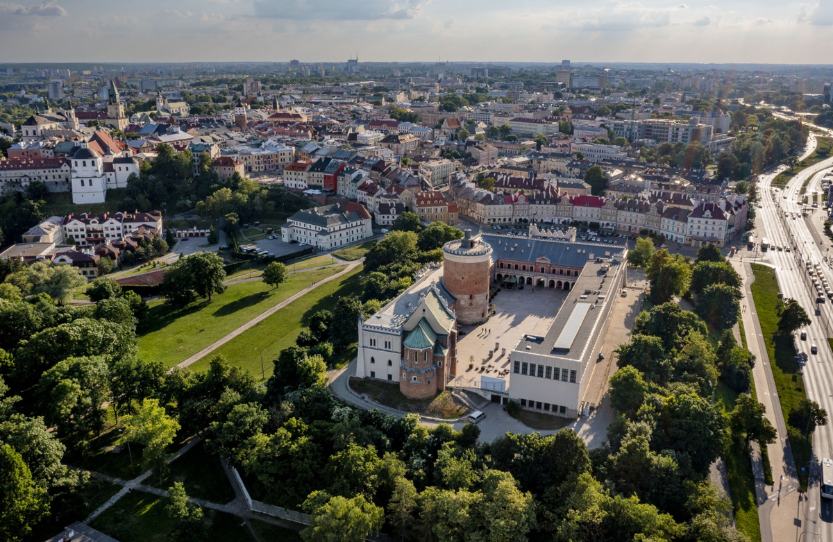 Trong khi nhổ cỏ dại ở luống mâm xôi của mình, một người làm vườn người Ba Lan tên là Sławomir Brzozowski đã phát hiện ra vật thể lạ bí ẩn. Ảnh: @Cơ quan Bảo tồn Di tích tỉnh Lublin.