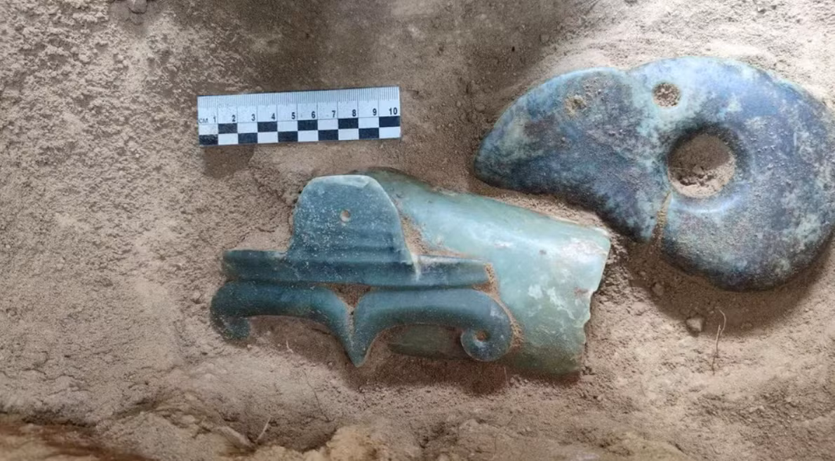 Theo Zhu Guanghua, Phó Giáo sư Viện Hàn lâm Khoa học Xã hội Trung Quốc thì ngôi mộ chứa hơn 100 mảnh đồ gốm, gần 200 đồ trang sức bằng ngọc bích, công cụ bằng xương và hài cốt động vật, bao gồm cả hàm lợn, tượng trưng cho sự giàu có vào thời đại đó. Ảnh: @Viện Hàn lâm Khoa học Xã hội Trung Quốc.