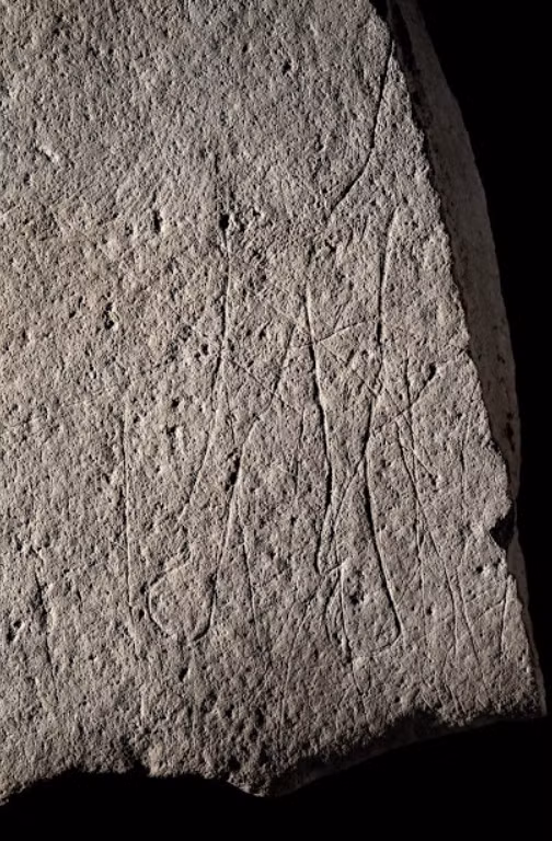 Mặt còn lại có khắc hai chân của một con vật cao lớn hơn mà các chuyên gia tin rằng, đây có thể là chân của một con hươu cao cổ. Ảnh: @Viện Nghiên cứu Khảo cổ học Quốc gia Pháp.