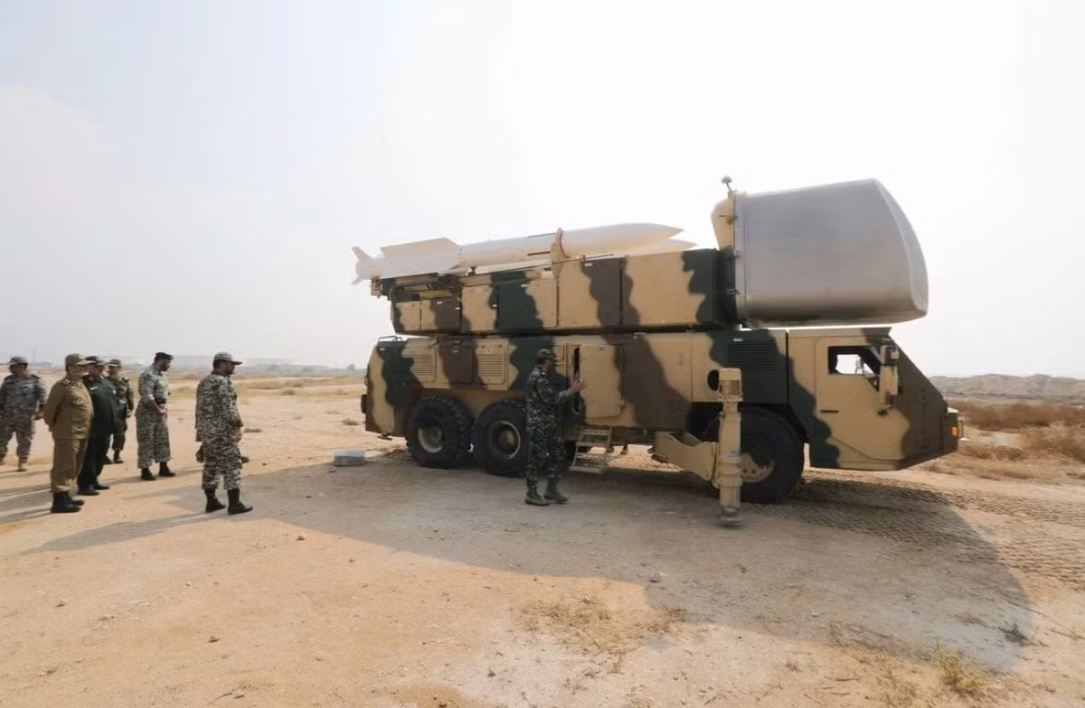 Mặc dù hệ thống phòng không của Iran đã bị suy yếu nghiêm trọng, nhưng họ vẫn có khả năng bắn hạ máy bay không người lái của Israel, bằng chứng là việc Không quân Israel vừa mất một chiếc máy bay không người lái tên là Elbit Systems Hermes 900 ngay tại tỉnh Isfahan ở miền trung Iran. Ảnh: @ Defence Blog.