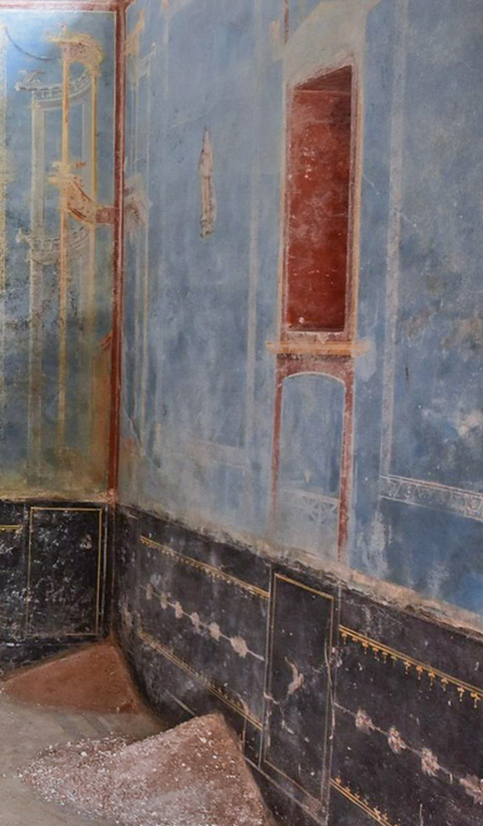 Bên cạnh màu xanh này, còn có những khoảng không gian được viền đỏ, có lẽ là nơi cất giữ các bức tượng và đồ vật linh thiêng. Ảnh: @OptimoPrincipi.