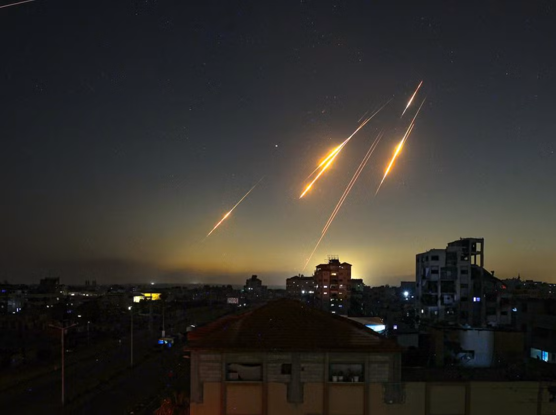 Và ở cuộc xung đột hiện tại, cũng có những đánh giá cho rằng, Iran có kế hoạch bắt đầu với khoảng 750 đến 1.000 tên lửa đạn đạo có tầm bắn đủ để tấn công Israel. Trong số này, 370 tên lửa được cho là đã được bắn vào Israel, nghĩa là từ một phần ba đến một nửa số vũ khí này hiện đã được sử dụng. Ảnh: @ NT News.