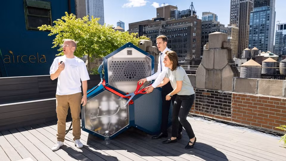 Mới đây, trên nóc tòa nhà Aircela tại thành phố New York, công ty Aircela đã ra mắt một cỗ máy sản xuất xăng trực tiếp từ không khí cùng màn trình diễn thú vị. Ảnh: @Aircela.