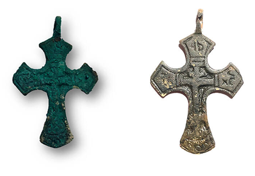 Được chôn cất trong một ngôi mộ cát bên dưới lớp băng vĩnh cửu, các yếu tố tự nhiên đã bảo quản thi thể người phụ nữ này rất tốt đến nỗi đôi tất da chân và cây thánh giá trên ngực vẫn còn nguyên vẹn. Ảnh: @Tiến sĩ Elena Solovyova.