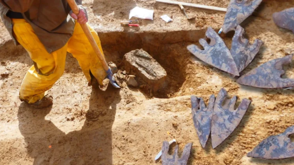 Bên trong vòng tròn, người ta tìm thấy đồ gốm, đồ kim loại, hài cốt động vật, và ở trung tâm – một giếng nước được lót bằng những khối đá thẳng hàng hoàn hảo. Ảnh: @Crispus Caesar.