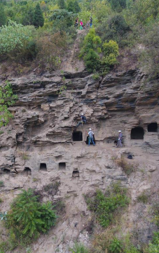 Đó là 37 ngôi mộ đá cổ có niên đại từ thời nhà Đường (khoảng năm 618-907 Sau Công Nguyên). Ảnh: @ Zhang Jianbo.