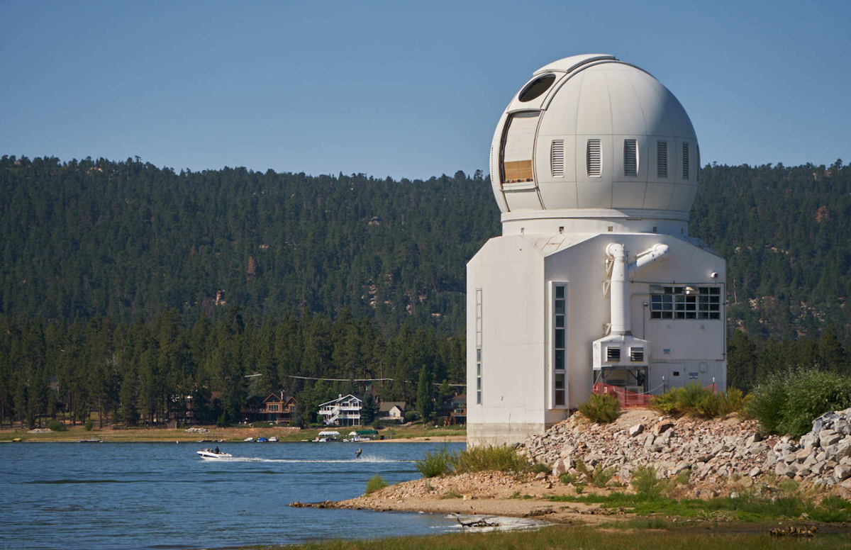 Nhờ có hệ thống công nghệ quang học thích ứng đột phá có tên là Cona, được lắp đặt tại Kính viễn vọng Mặt trời Goode (GST) 1,6 mét, do Trung tâm Nghiên cứu Mặt trời-Mặt đất (CSTR) tại Đài quan sát Mặt trời Big Bear (BBSO) ở California vận hành, các nhà khoa học hiện có thể tiếp cận những góc nhìn chưa từng có về Mặt trời. Ảnh: @Wikipedia.