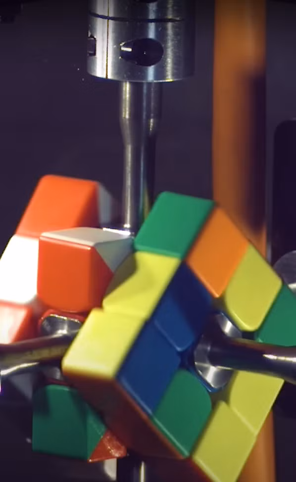 Theo thông cáo báo chí của trường Đại học Purdue, robot này được đặt tại khuôn viên trường Đại học Purdue ở West Lafayette, Indiana. Nó sử dụng công nghệ thị giác máy để nhận dạng màu sắc, tích hợp thuật toán giải quyết các tùy chỉnh được tối ưu hóa cho thời gian thực hiện, và tích hợp luôn phần cứng điều khiển chuyển động cấp độ công nghiệp. Ảnh: @Đại học Purdue.